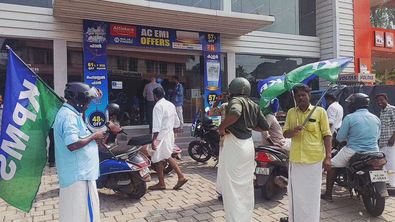 നിതിൻ രാജിന്റെ മരണം: ചെങ്ങന്നൂരിൽ ഹർത്താലിൽ പരക്കെ അക്രമം; കാർ തകർത്തു